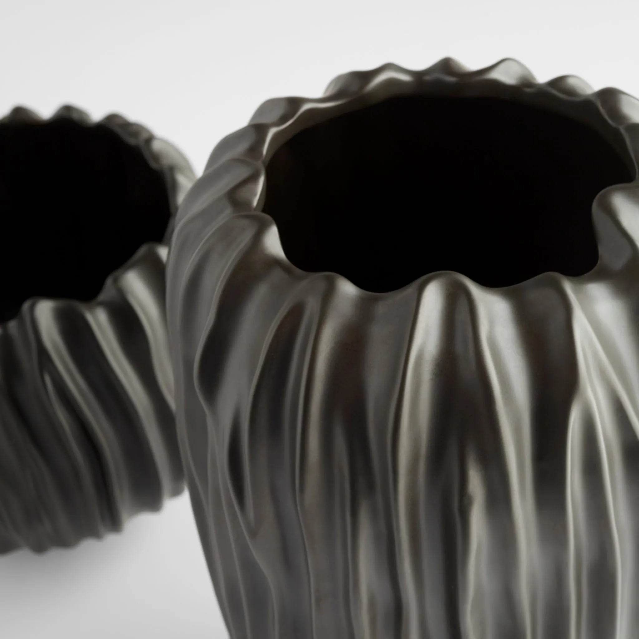 Abyssus Vase|Black-Short by Cyan
