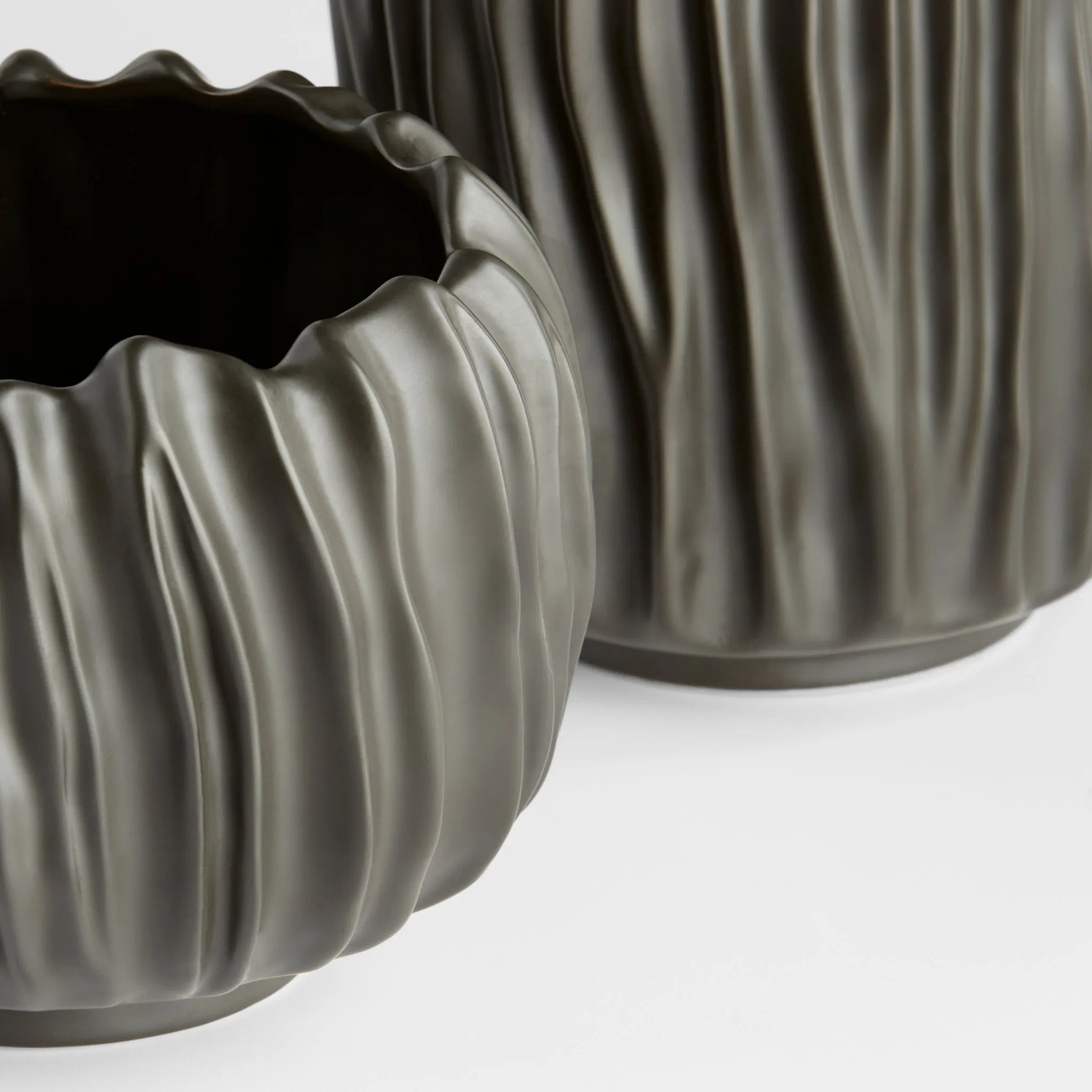 Abyssus Vase|Black-Short by Cyan
